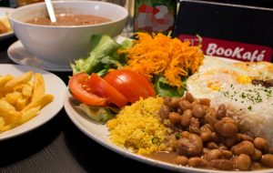 Ateísmo de lado e comida no prato no BooKafé